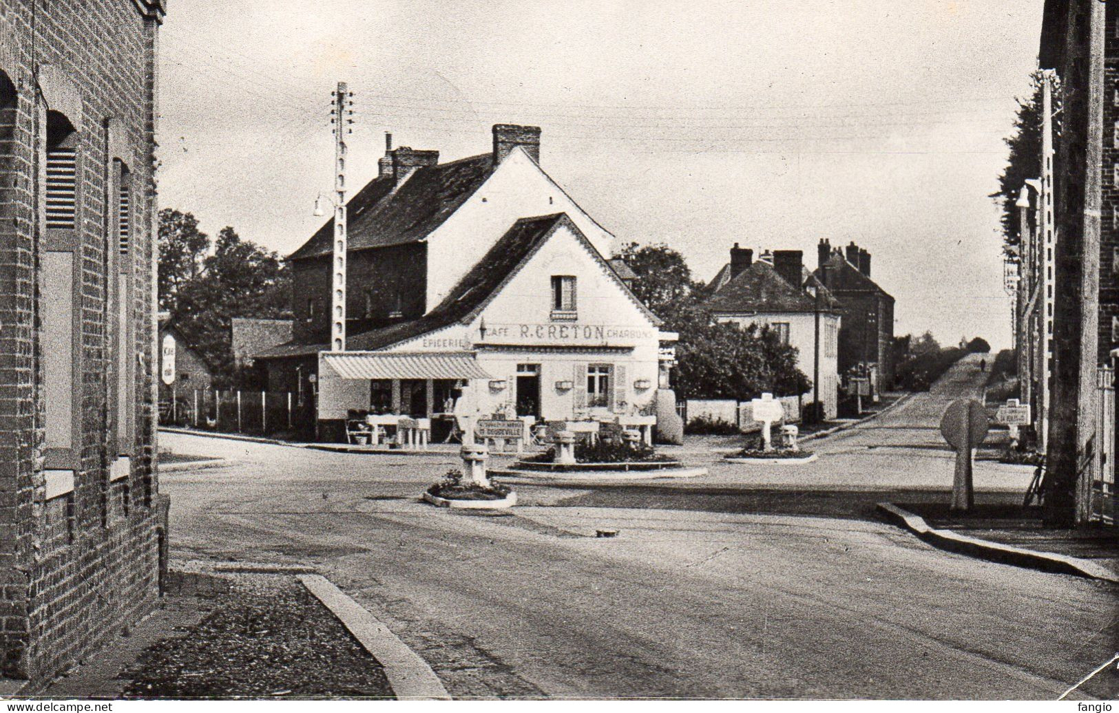 76 YERVILLE - " Le Carrefour Routes Fleuries " ; Edit:Photo S.  FAIDEAU - Yerville