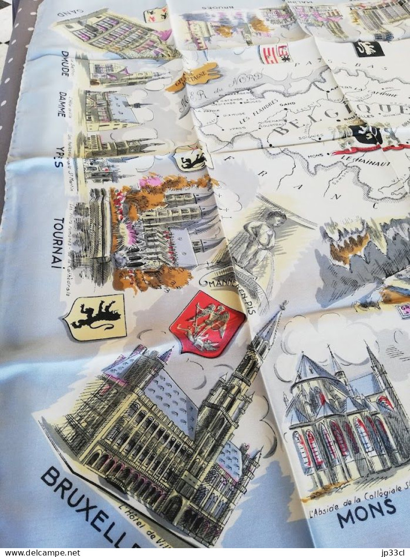 Grand Foulard Carré Avec Les Monuments Des Principales Villes De Belgique - Fulares