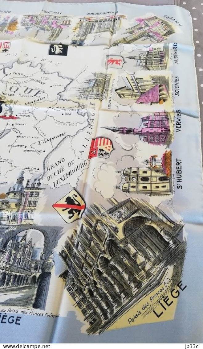 Grand Foulard Carré Avec Les Monuments Des Principales Villes De Belgique - Fulares