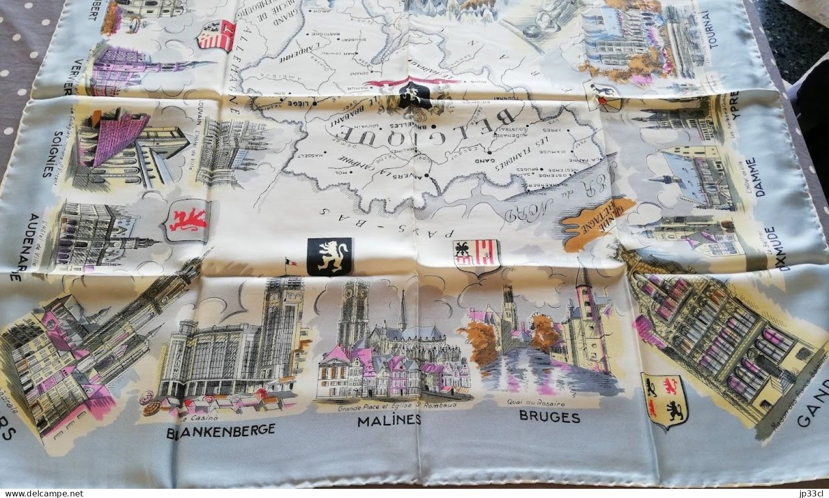 Grand Foulard Carré Avec Les Monuments Des Principales Villes De Belgique - Halstücher & Schals