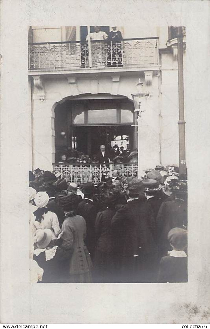 CARTE PHOTO CIRCA 1910 CEREMONIE EN INTERIEUR CRIEUR DE RUE CANNES 37 DOS DIVISE NON ECRIT - Einweihungen