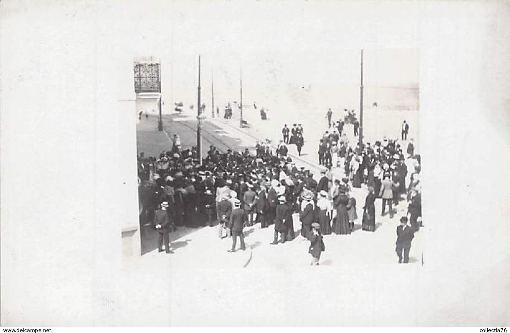 CARTE PHOTO CIRCA 1910 CEREMONIE EN INTERIEUR CRIEUR DE RUE CANNES 37 DOS DIVISE NON ECRIT - Inauguraciones