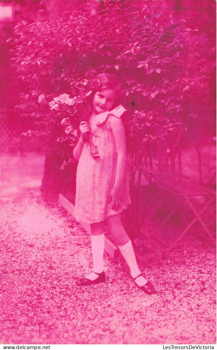 ENFANT - Petite Fille Dans Un Jardin - Bouquet De Fleurs - Carte Postale  Ancienne - Portraits