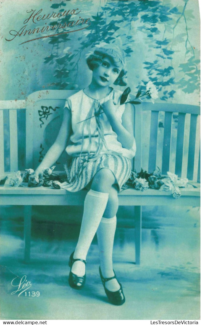 ENFANT - Heureux Anniversaire - Petite Fille Assise Sur Un Banc - Carte Postale  Ancienne - Portraits