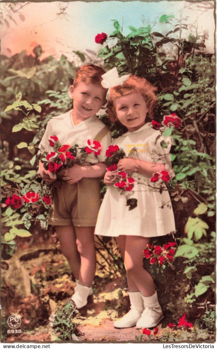 ENFANT - Un Frère Et Une Soeur Pris En Photo Dans Une Roseraie - Carte Postale  Ancienne - Portraits