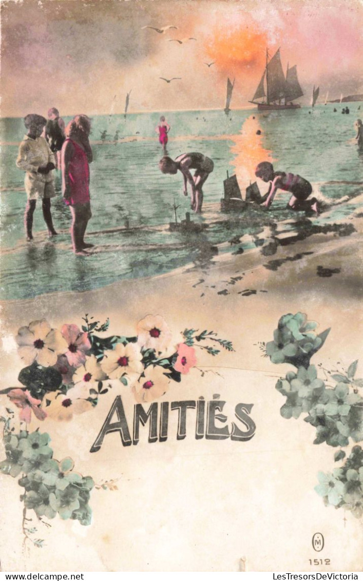 ENFANT - Amitiés - Des Enfants Jouant à La Plage - Colorisé - Carte Postale  Ancienne - Gruppen Von Kindern Und Familien