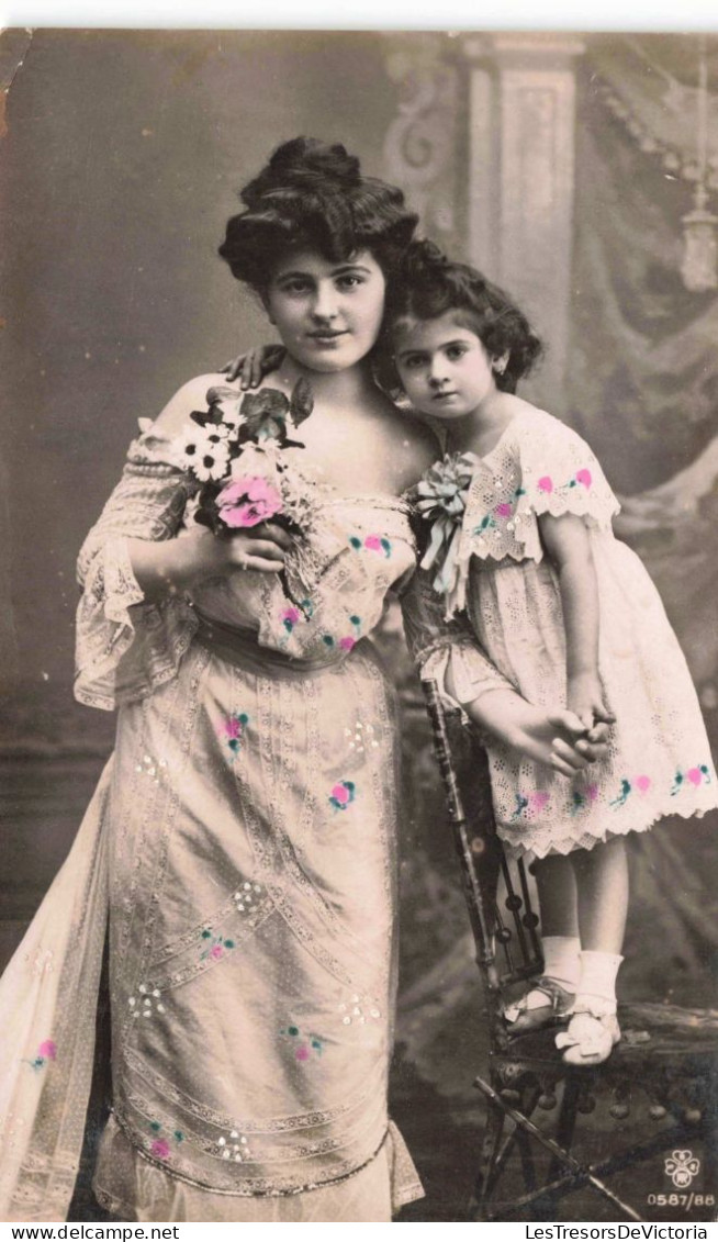 ENFANT - Une Mère Et Sa Fille Portant Des Robes Assorties - Colorisé - Carte Postale  Ancienne - Ritratti