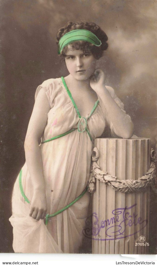 FÊTES & VOEUX - Bonne Fête - Une Femme En Robe Blanche Et Un Un Bandeaux Vert - Carte Postale  Ancienne - Fête Des Mères