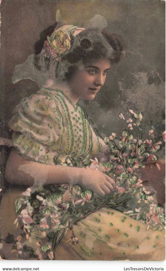 FANTAISIE - Femme - Portrait D'une Femme Tenant Des Fleurs - Carte Postale  Ancienne - Femmes