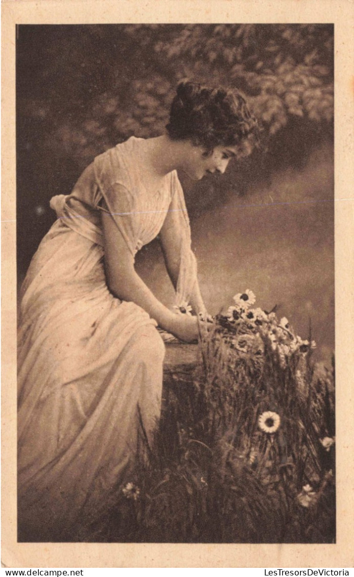 FANTAISIE - Femme - Une Femme Cueillant Des Marguerites  - Carte Postale  Ancienne - Femmes