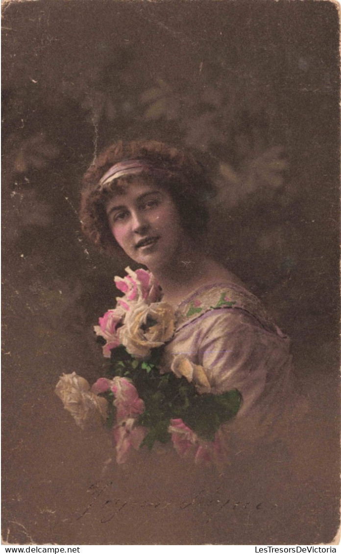 FANTAISIE - Femme - Une Femme Tenant Un Bouquet De Roses - Colorisé - Carte Postale  Ancienne - Women