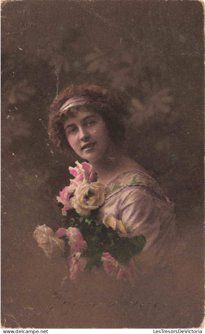 FANTAISIE - Femme - Une Femme Tenant Un Bouquet De Roses - Colorisé - Carte Postale  Ancienne - Mujeres