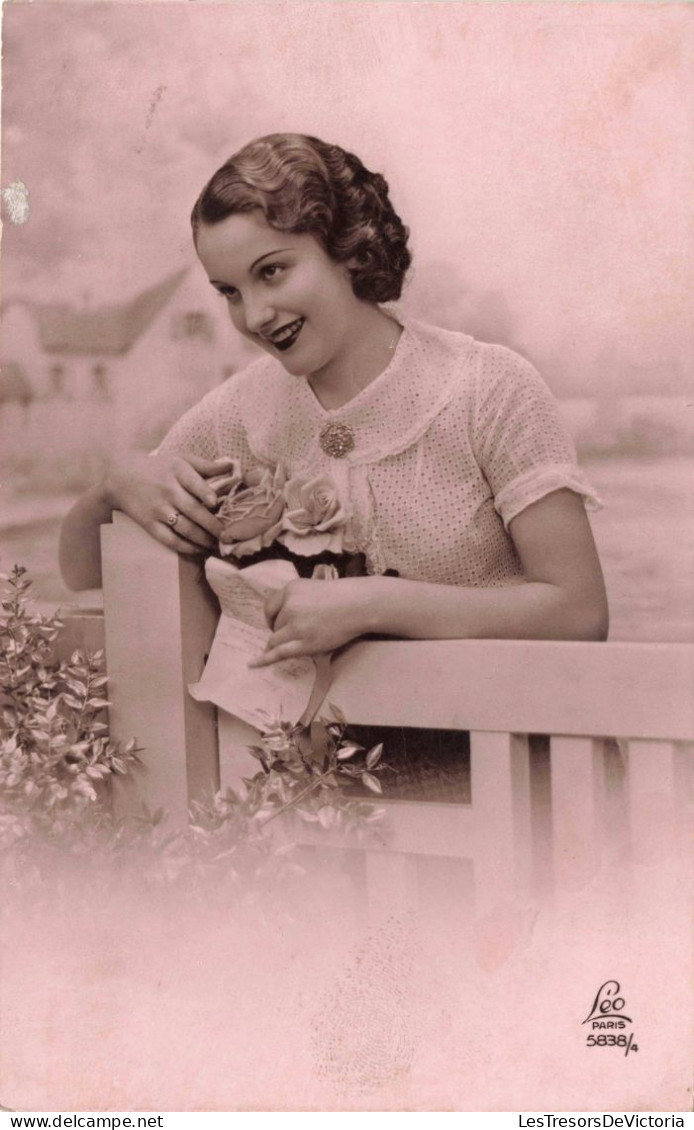 FANTAISIE - Femme - Une Femme Et Tenant Des Roses Appuyée Sur Une Clôture  - Carte Postale  Ancienne - Femmes