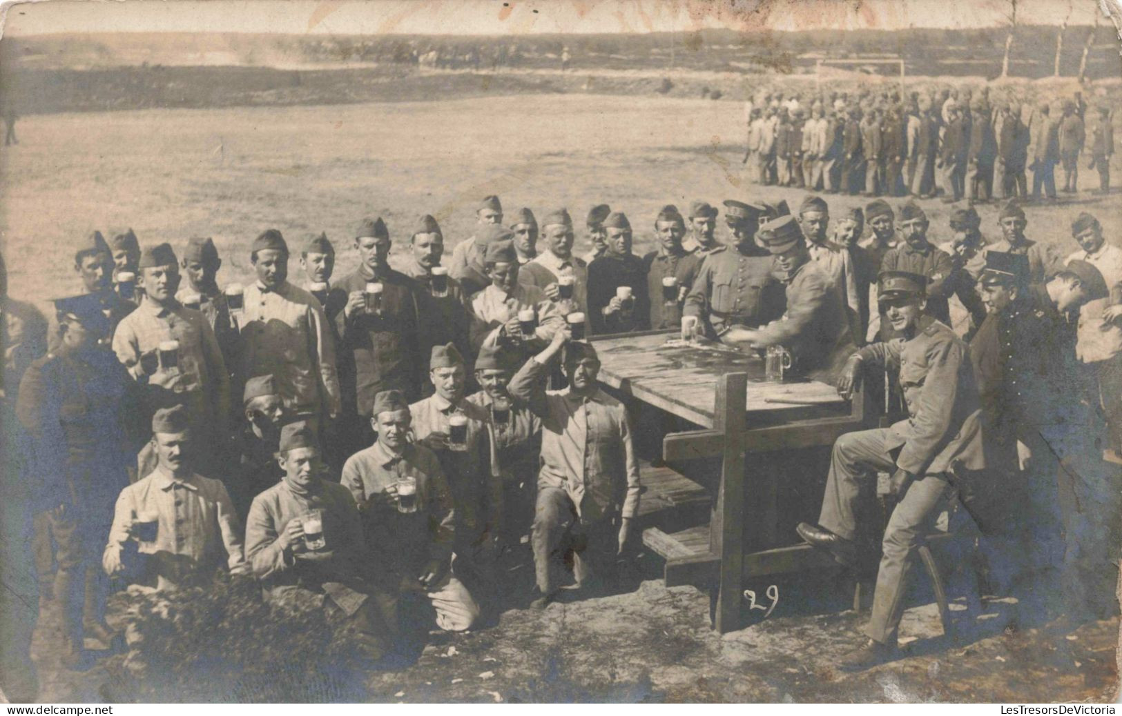 MILITARIA - Régiments - Des Soldats Autour D'une Table Buvant De La Bière - Carte Postale Ancienne - Regiments