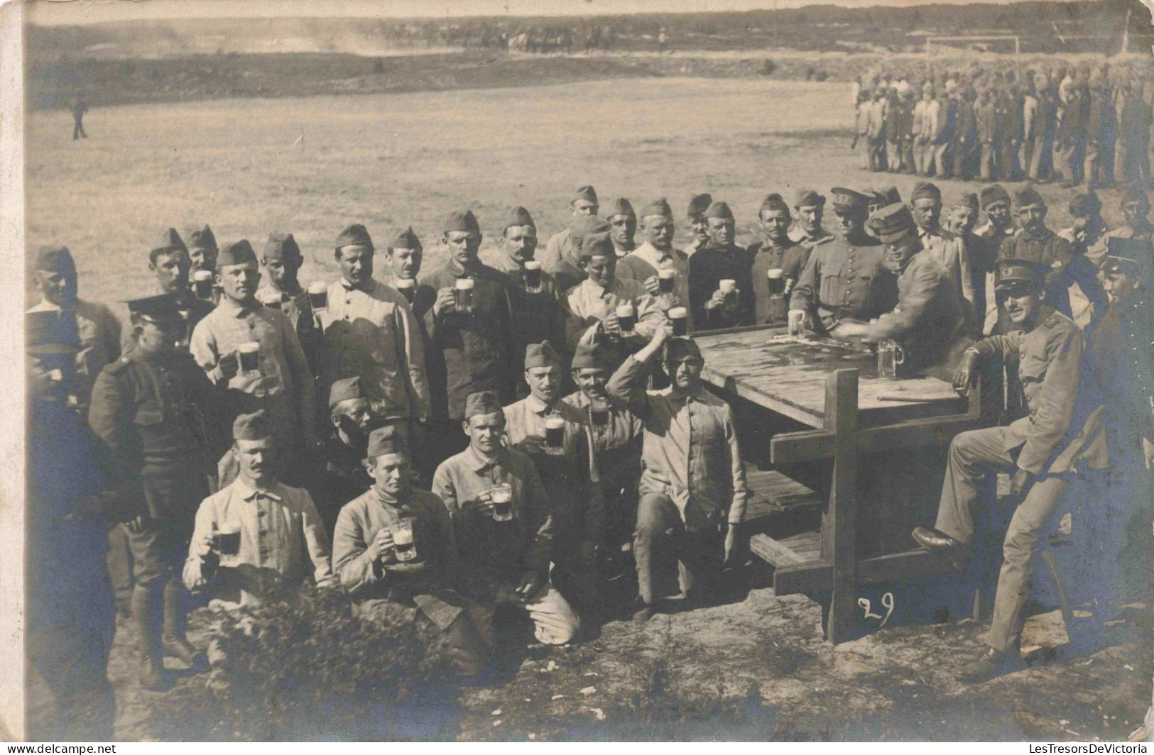 MILITARIA - Régiments - Des Soldats Autour D'une Table Buvant De La Bière - Carte Postale Ancienne - Regimientos