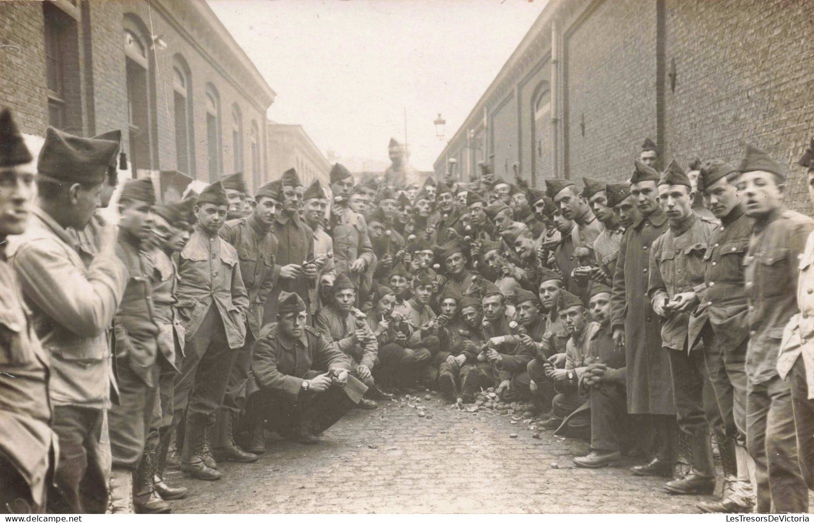 MILITARIA - Régiments - Des Soldats Dans Une Ruelle D'un Quartier - Carte Postale Ancienne - Regimente