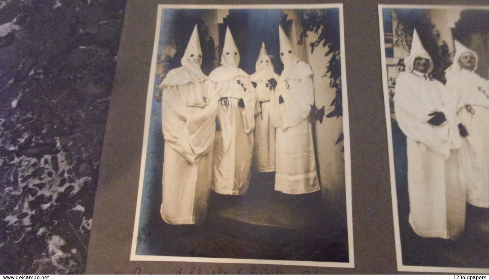 SNAPSHOT LOT DE 3 PHOTOS AMATEUR KKK KU KLUX KLAN SANS DOUTE ESPAGNE CIRCA 1930 NOMMEES - War, Military