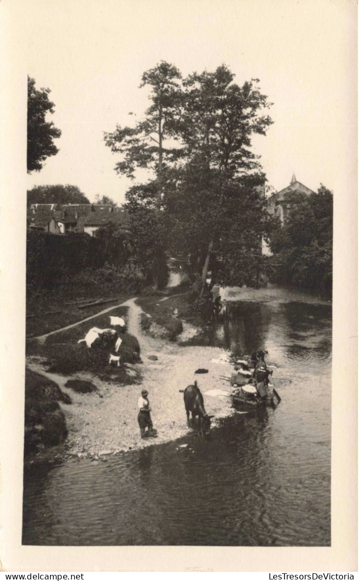 PHOTGRAPHIE - Des Villageois Profitant De La Rivière - Carte Postale Ancienne - Fotografie