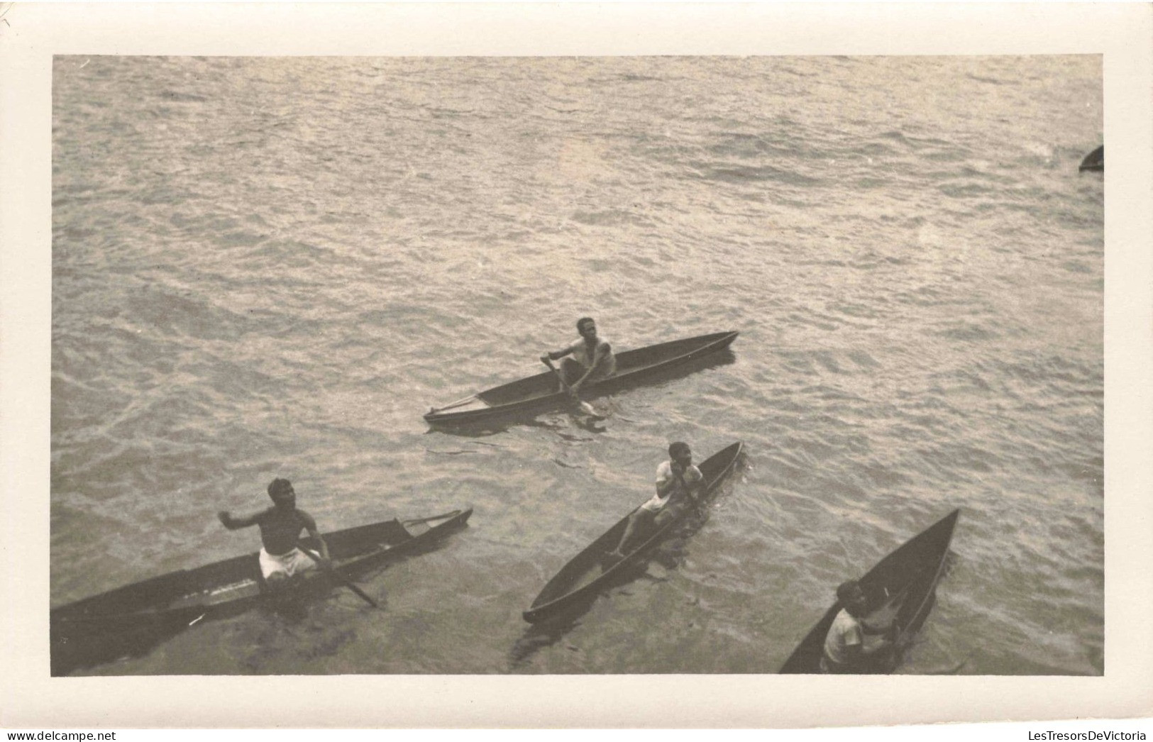 PHOTGRAPHIE - Quatre Pirogues Au Milieu De La Mer - Carte Postale Ancienne - Photographs