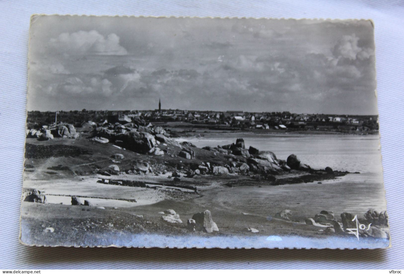 Cpm, Plouescat, Vue Générale Du Bourg Prise D'une Des Petites Criques De L'anse De Kernic, Finistère 29 - Plouescat