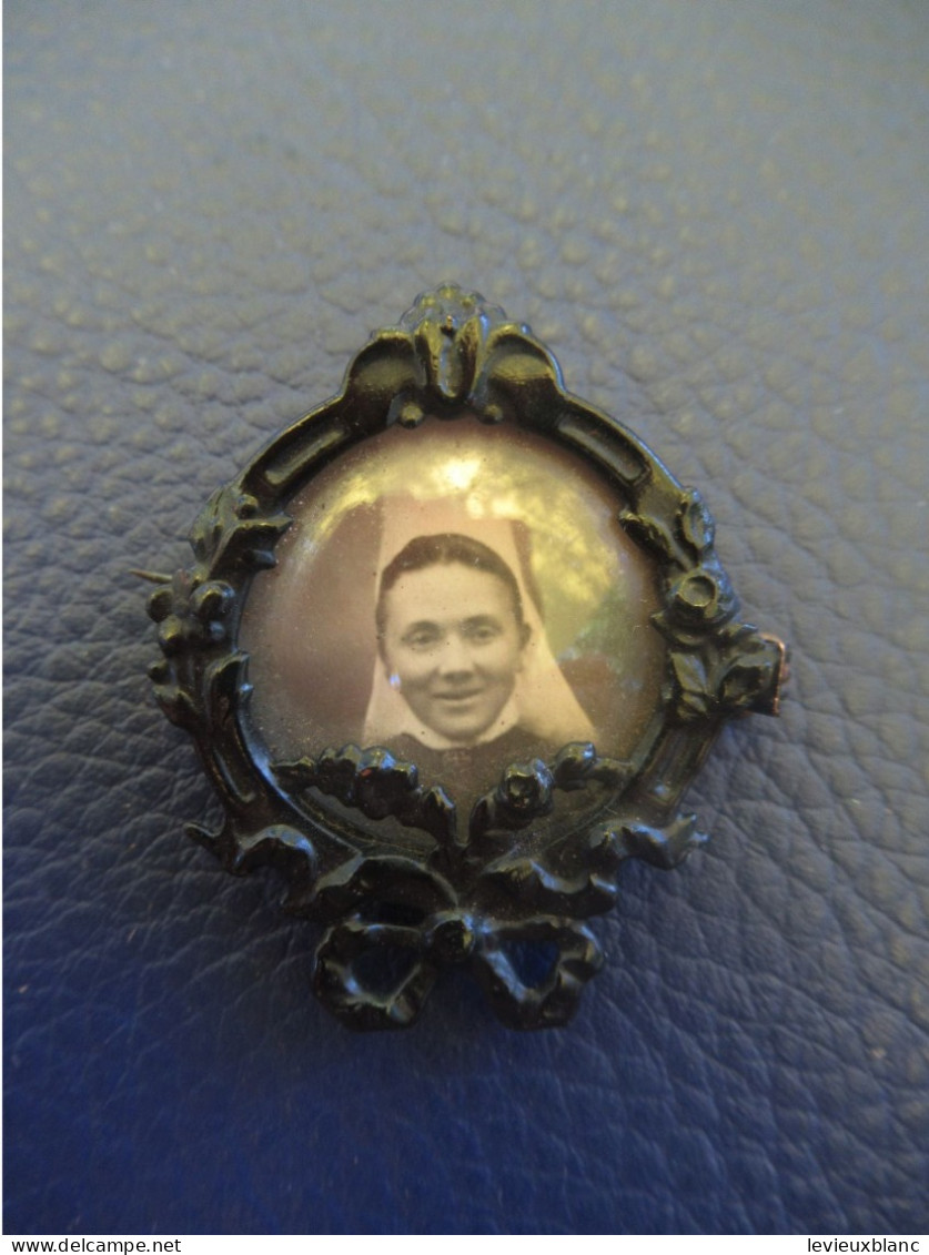 Bijoux Fantaisie/ Petite Broche Souvenir/ Encadrement  Plastique Noir/ Avec Photo D'une Jeune Femme/ Vers1920-50  BIJ191 - Otros & Sin Clasificación