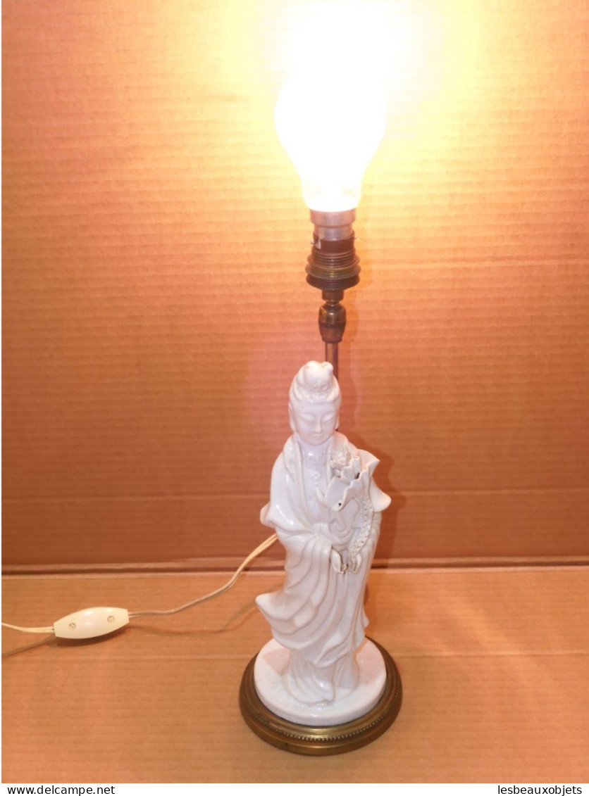 JOLI PIED De LAMPE ANCIEN DEESSE GUANYIN En PORCELAINE BLANCHE Fleur Lotus    E - Luminarie E Lampadari