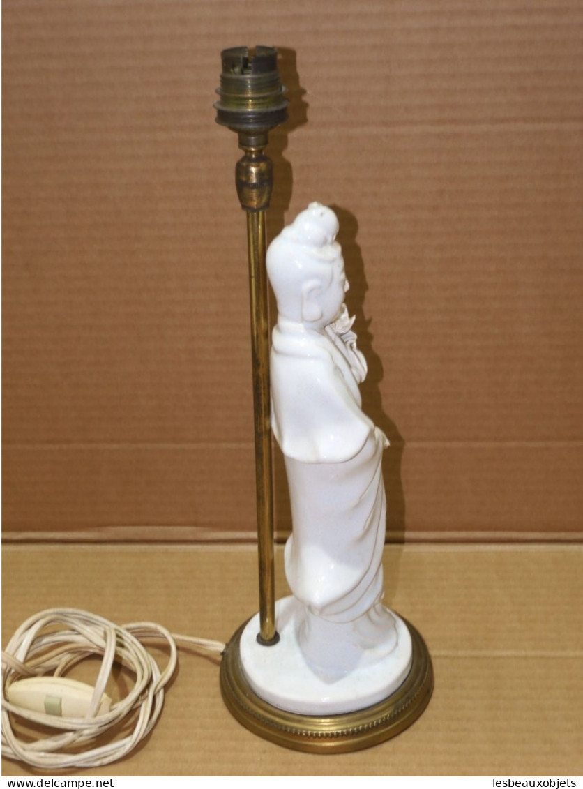 JOLI PIED De LAMPE ANCIEN DEESSE GUANYIN En PORCELAINE BLANCHE Fleur Lotus    E - Lámparas Y Arañas