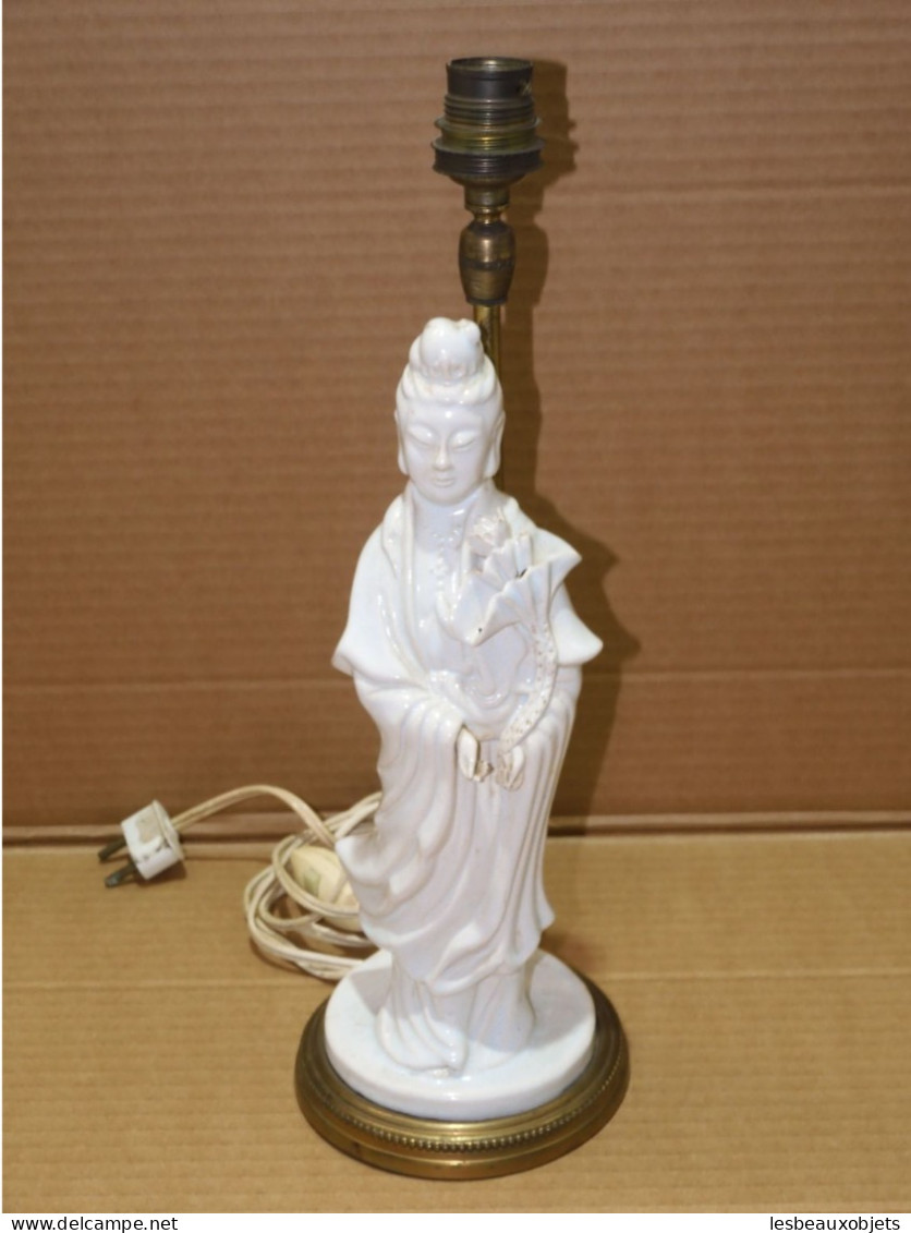 JOLI PIED De LAMPE ANCIEN DEESSE GUANYIN En PORCELAINE BLANCHE Fleur Lotus    E - Leuchten & Kronleuchter