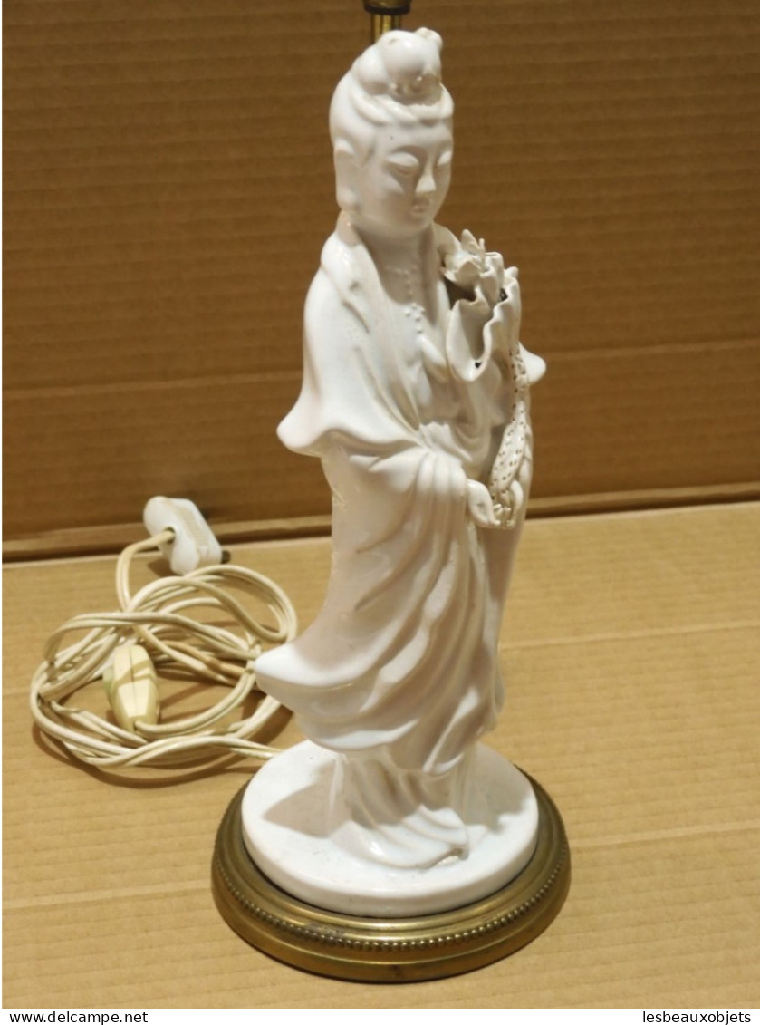 JOLI PIED de LAMPE ANCIEN DEESSE GUANYIN en PORCELAINE BLANCHE fleur lotus    E