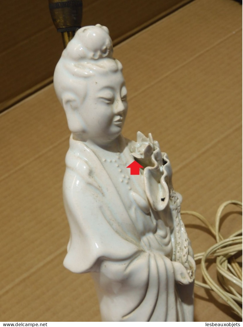 JOLI PIED de LAMPE ANCIEN DEESSE GUANYIN en PORCELAINE BLANCHE fleur lotus    E