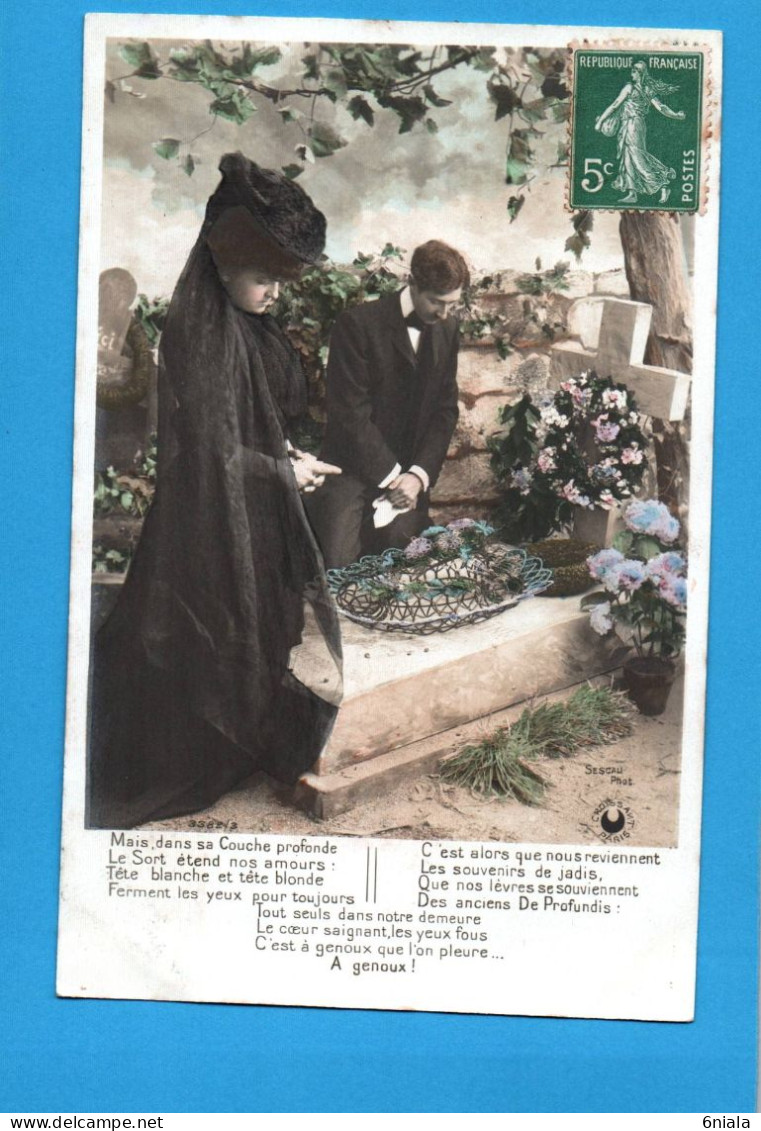 17996 ( Couple Priant à Genoux Devant Une Tombe Croix Couronne Fleurs Cimetière ) (2 Scans ) - Autres & Non Classés