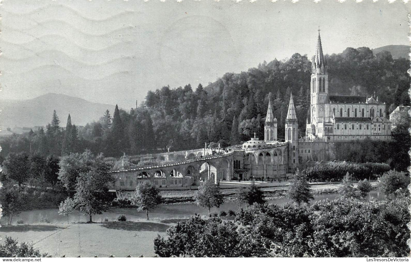 FRANCE - Lourdes - La Basilique Vue Latérale - Carte Postale Ancienne - Lourdes