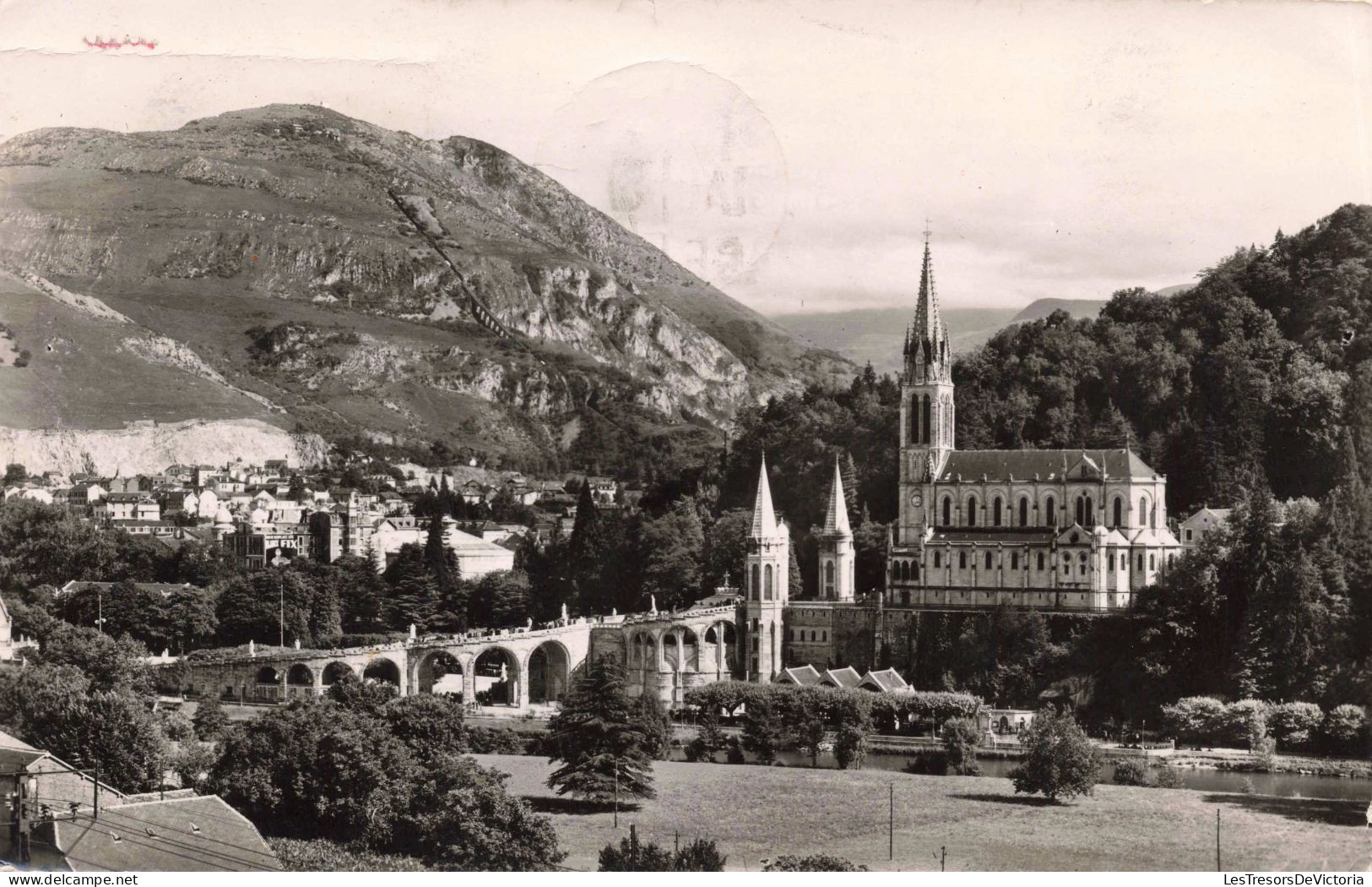FRANCE - Lourdes - La Basilique Et Le Pic Du Jer - Carte Postale - Lourdes