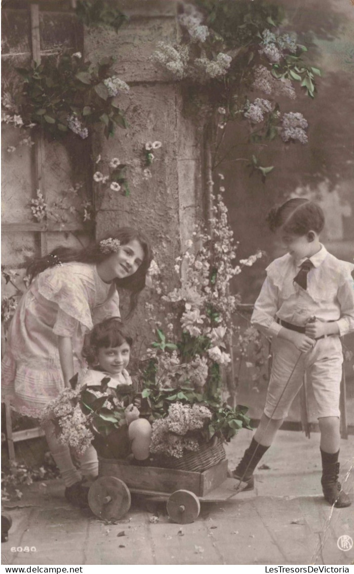 ENFANTS - Enfants Jouant à La Calèche - Carte Postale Ancienne - Groepen Kinderen En Familie