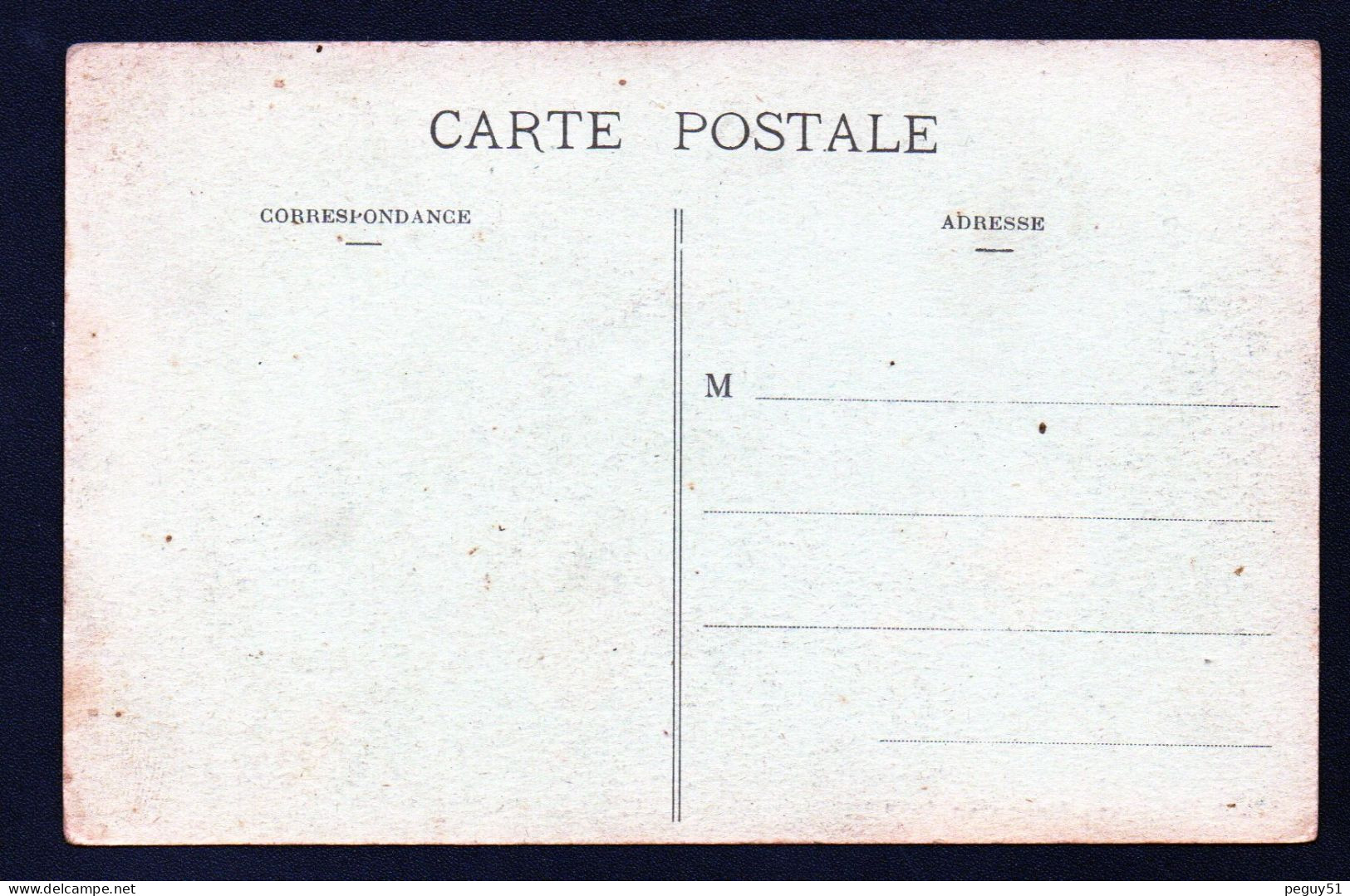 08. Environs De Rethel. Asfeld-laVille. L'avenue De La Gare. Passants Et Voiture D'époque. - Rethel