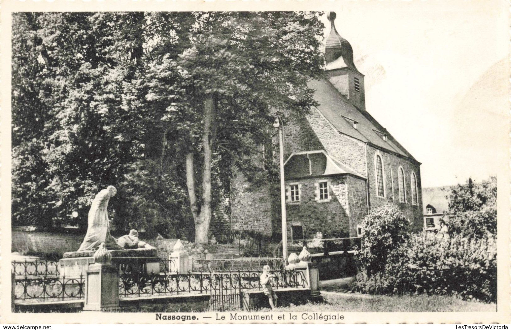 BELGIQUE - Nassogne - Le Monument Et La Collégiale - Carte Postale Ancienne - Nassogne