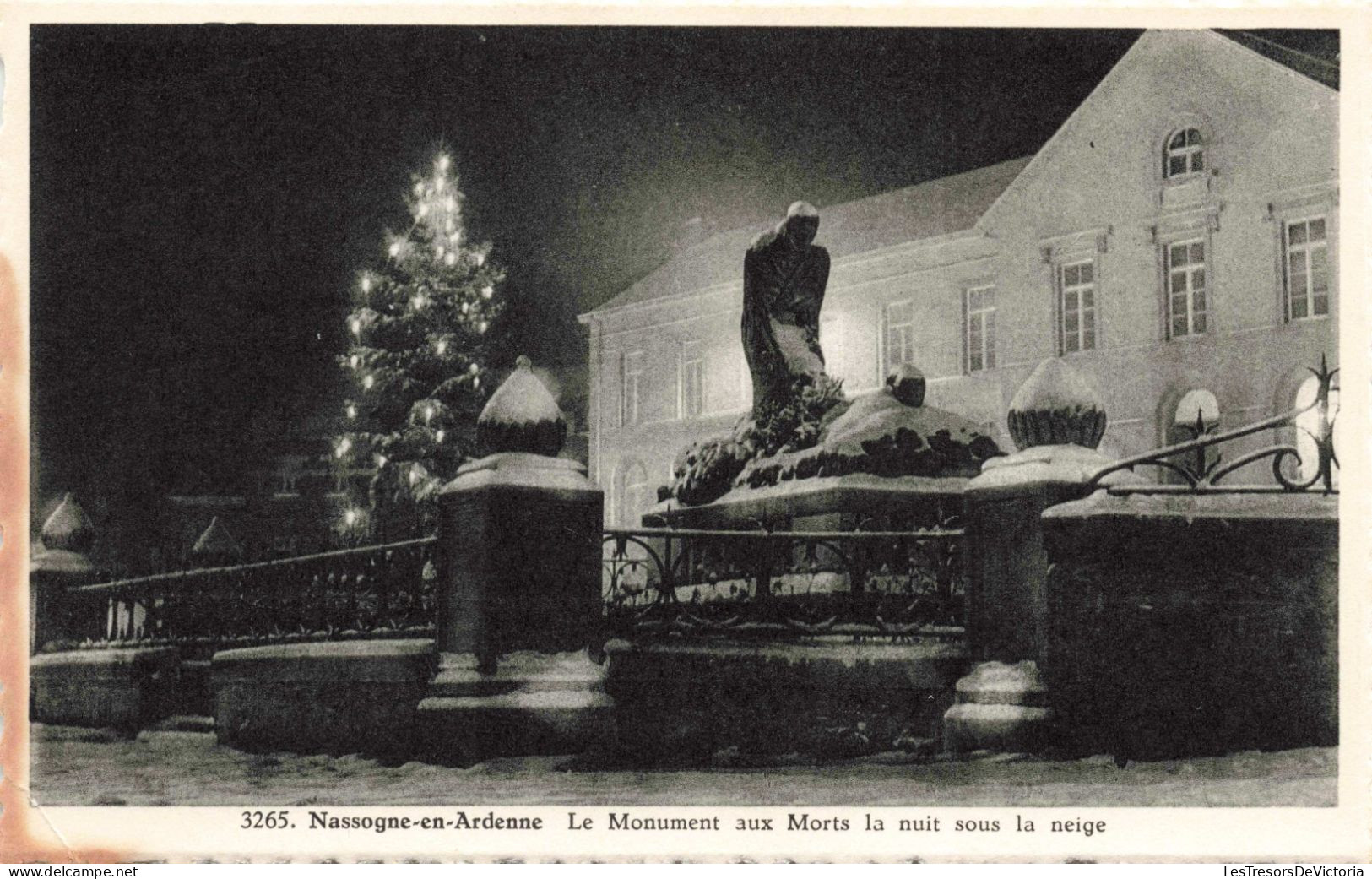 BELGIQUE - Nassogne En Ardenne - Le Monument Aux Morts La Nuit Sous La Neige - Carte Postale Ancienne - Nassogne