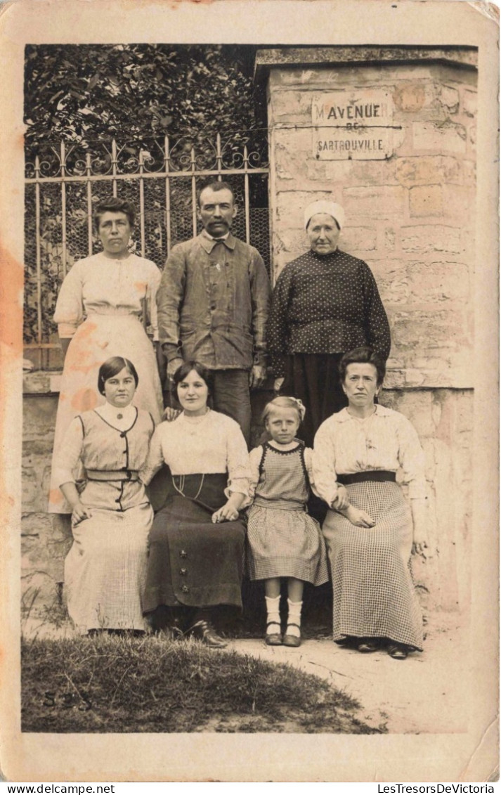 CARTE PHOTO - Une Photo De Famille à L'Avenue De Sartouville - Carte Postale Ancienne - Fotografie