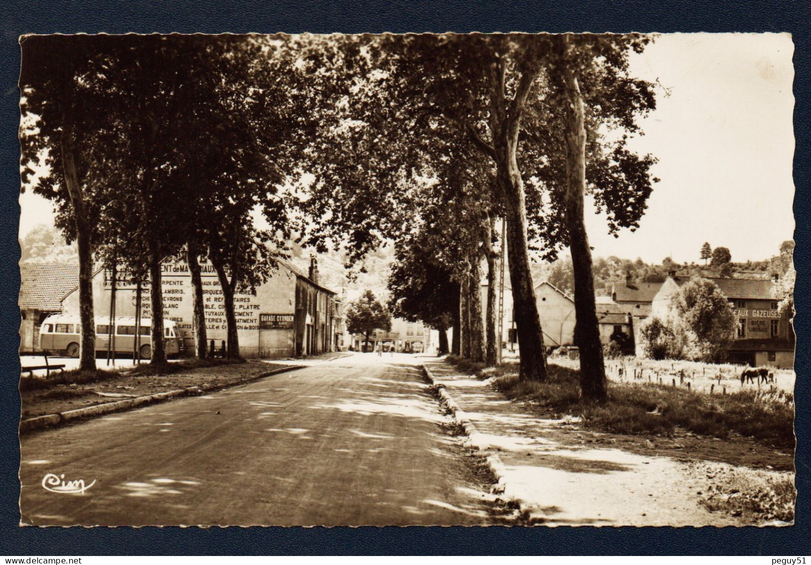 70. Jussey. Avenue De La Gare. Autobus Ancien. Commerces Matériaux De Construction Et Boissons(eaux, Bières). Restaurant - Jussey