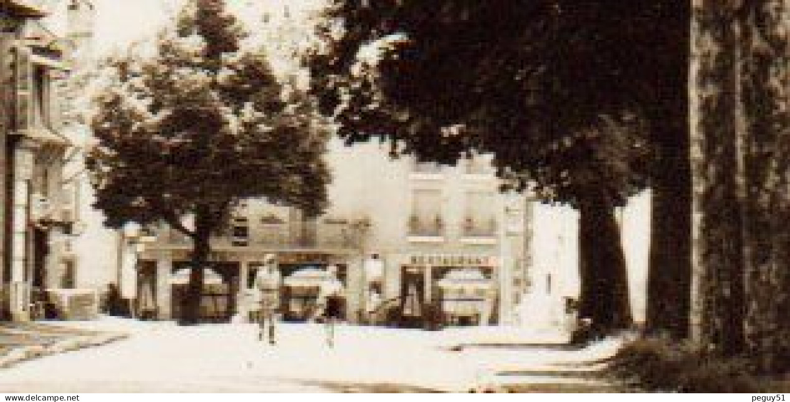 70. Jussey. Avenue De La Gare. Autobus Ancien. Commerces Matériaux De Construction Et Boissons(eaux, Bières). Restaurant - Jussey