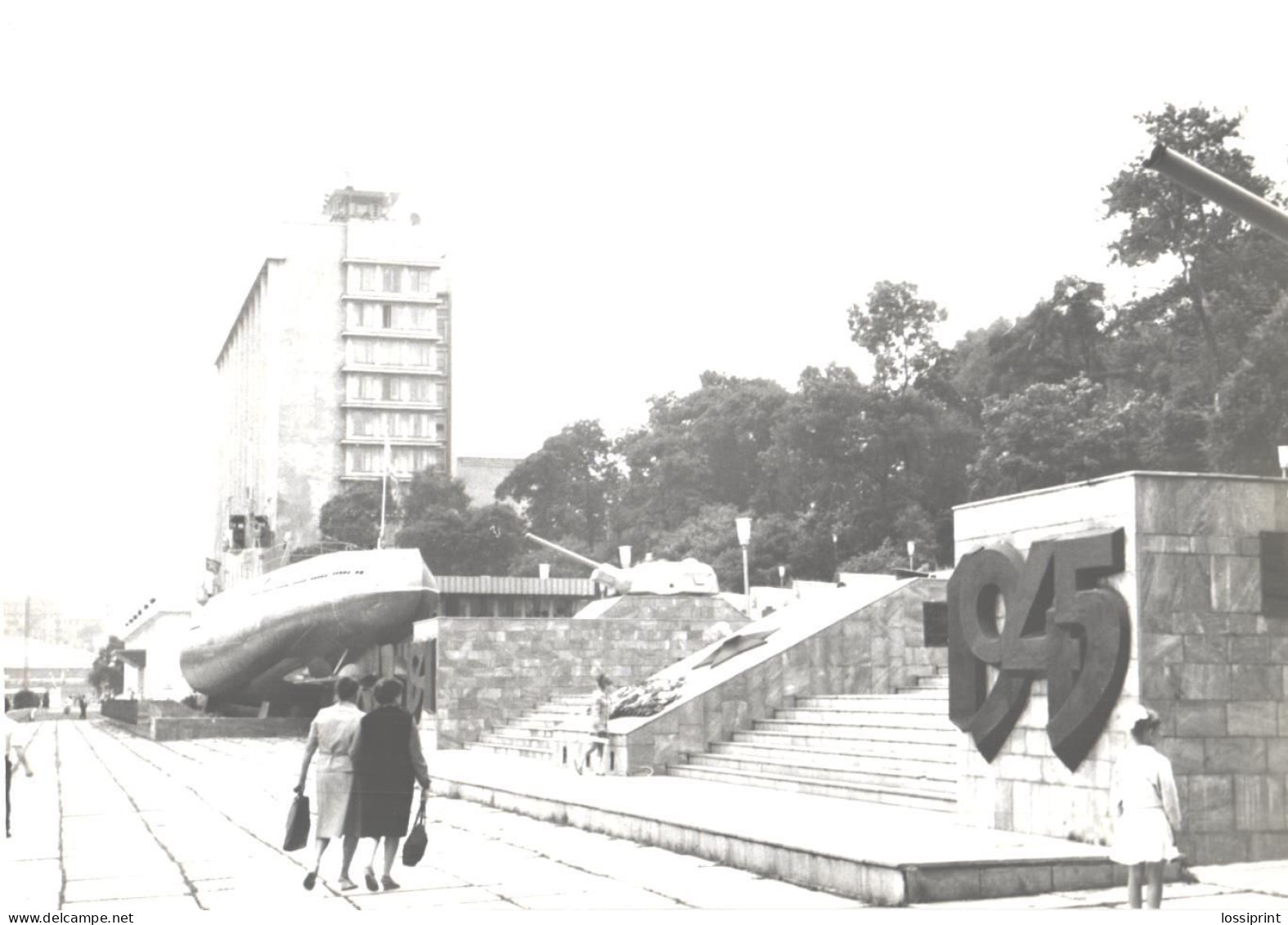 Russia:Vladivostok, Memorial With Tank And Ship, Pre 1988 - Asie