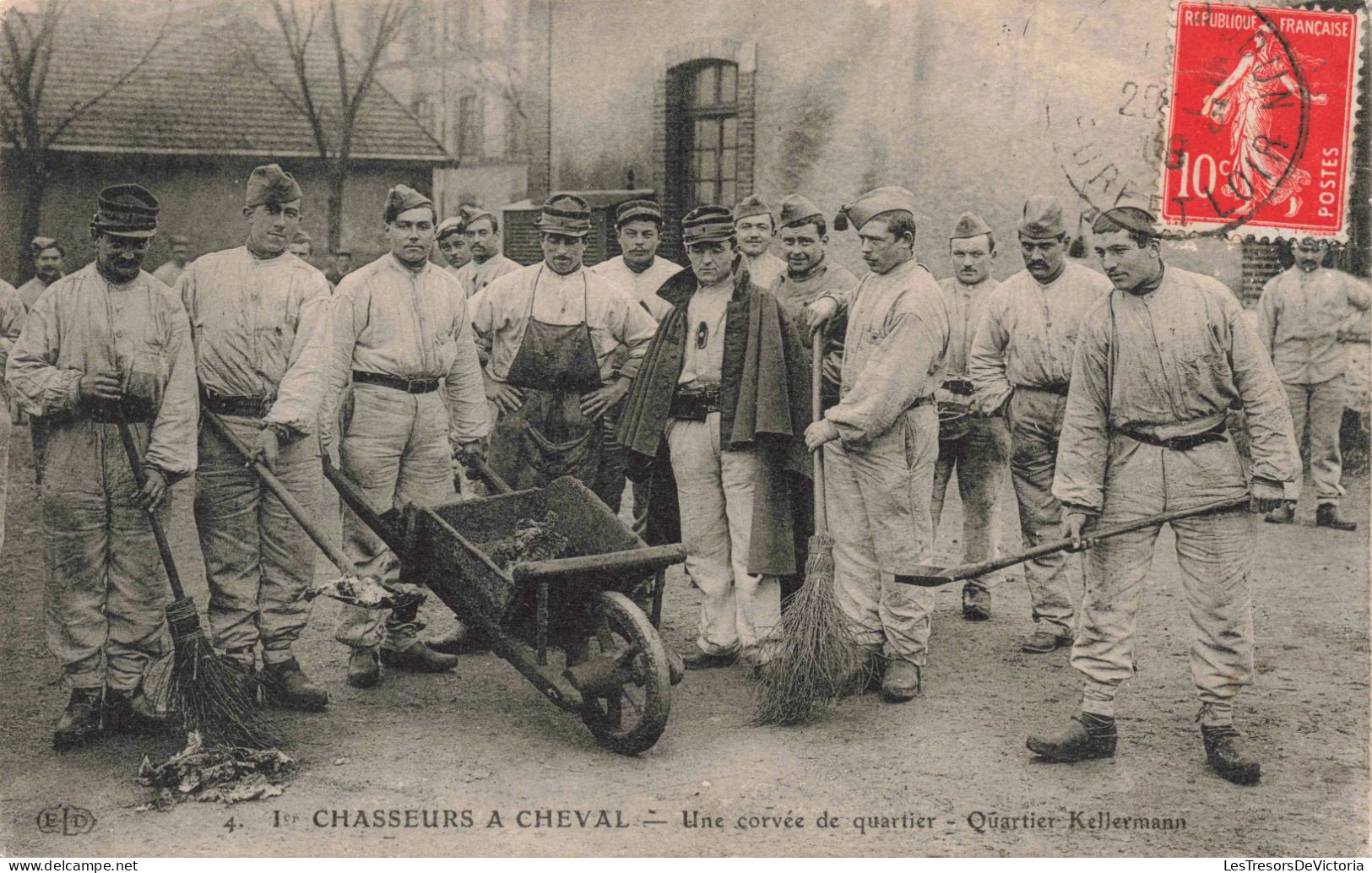 PHOTOGRAPHIE - Chasseurs à Cheval - Une Corvée De Quartier - Carte Postale Ancienne - Fotografie