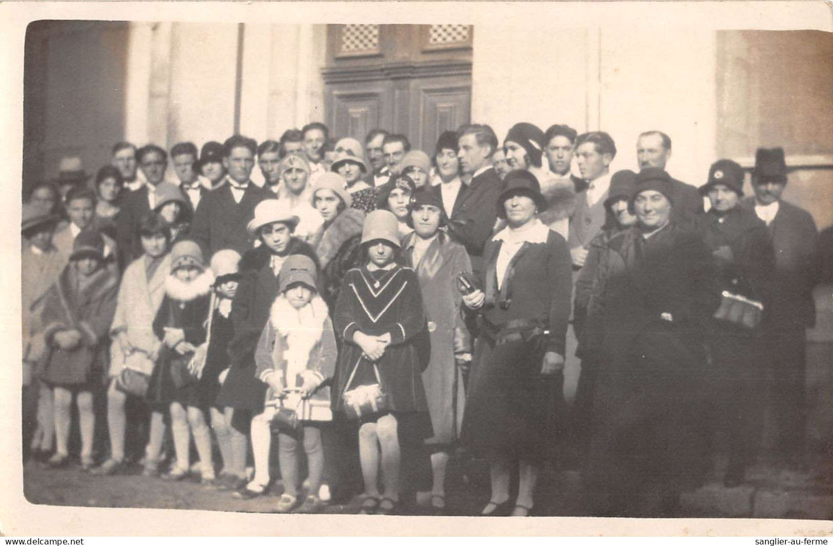 CPA 11 LEUCATE / CARTE PHOTO DEVANT UNE MAISON DU VILLAGE / Provient D'un Album De Famille Leucatois - Sonstige & Ohne Zuordnung