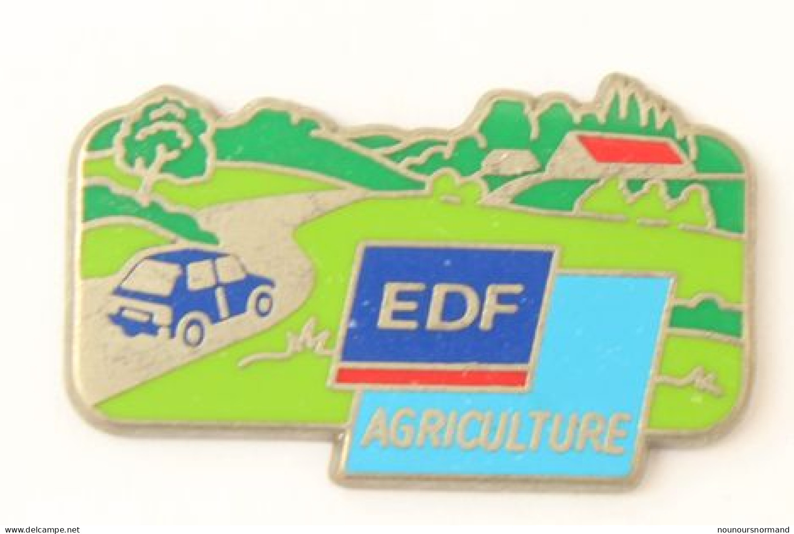 Superbe Pin's EDF AGRICULTURE - Voiture Roulant Vers Une Maison - Zamac - AMC - M683 - EDF GDF