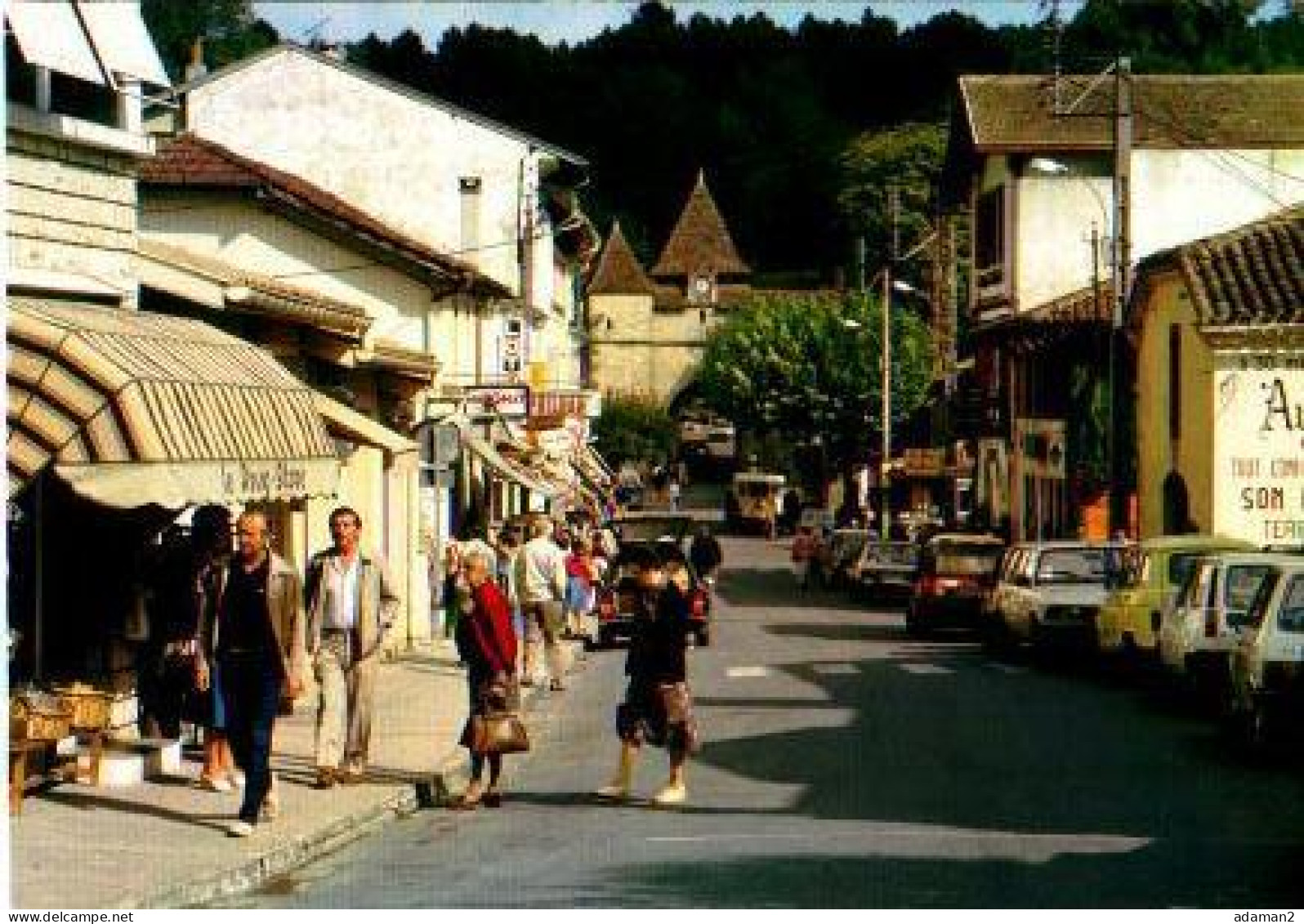 BARBOTAN LES THERMES.La Rue Principale Avec Au Fond Le Porche De L'église (voitures Anciennes ) - Barbotan