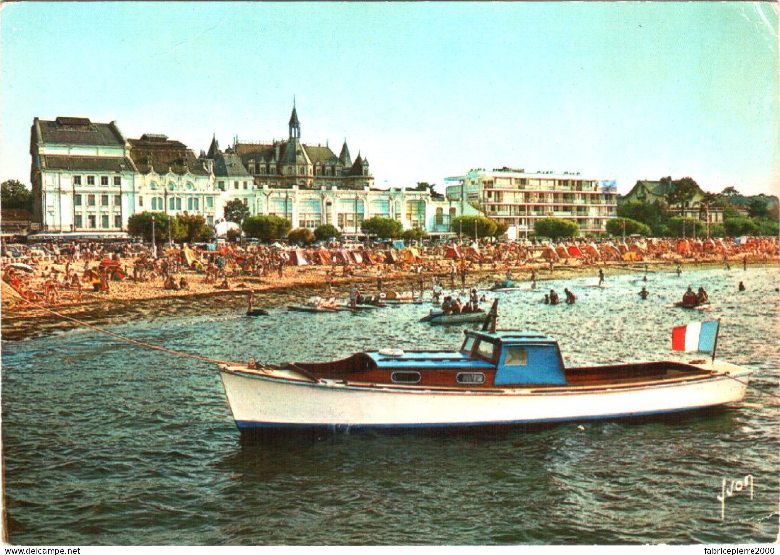 CPM 33 (Gironde) Arcachon - Yacht Devant Le Casino De La Plage Et Sa Plage Vus De La Mer - Casino