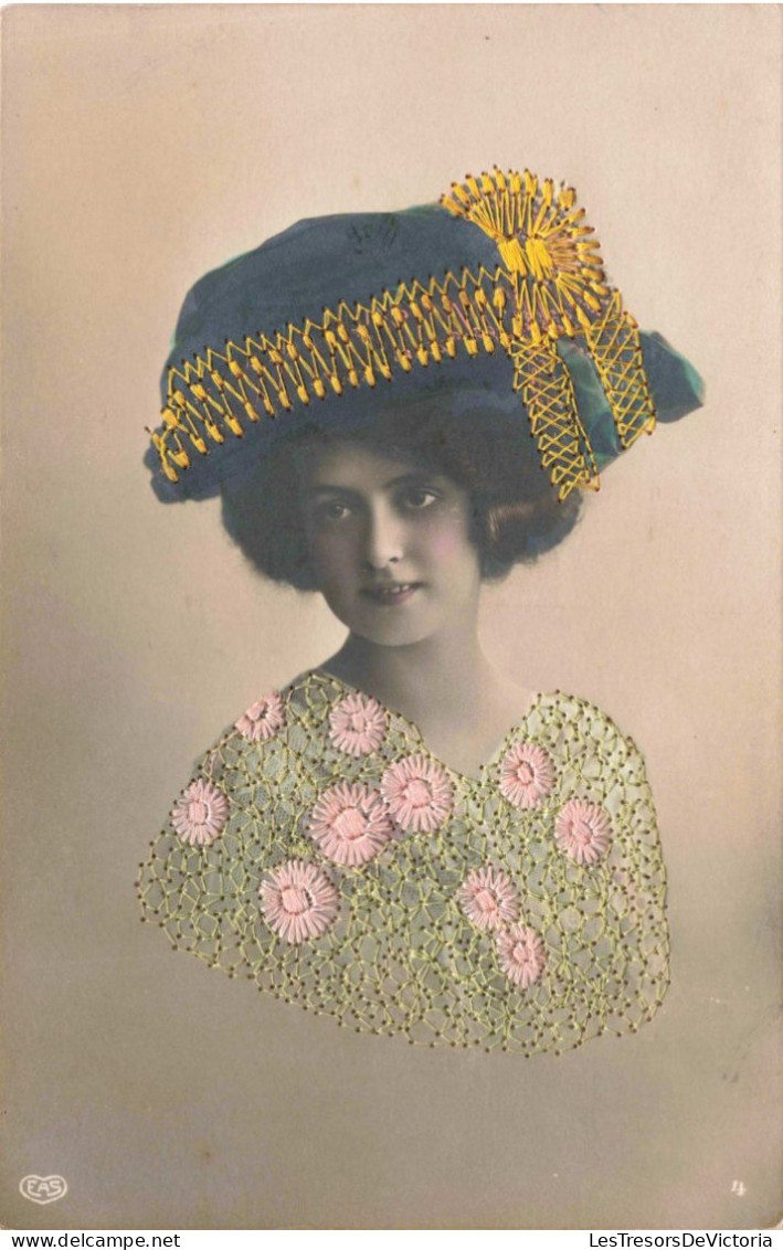 FANTAISIES - Brodées - Portrait D'une Femme Avec Une Robe Et Un Accessoire Brodés - Colorisé - Carte Postale Ancienne - Bordados
