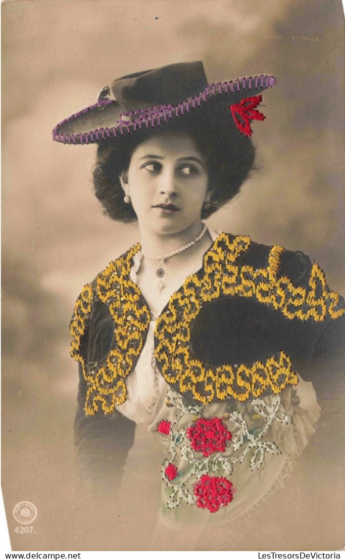 FANTAISIES - Brodées - Portrait D'une Femme Avec Une Robe Et Un Accessoire Brodés - Colorisé - Carte Postale Ancienne - Embroidered