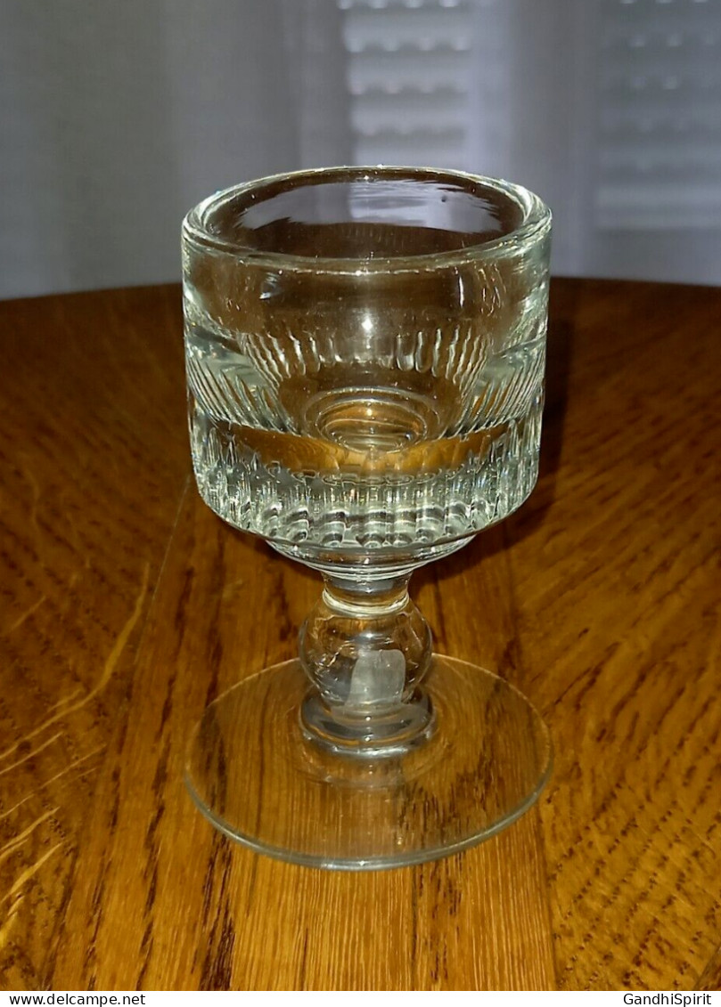 Superbe, Massif Et Ancien Petit Verre A Absinthe à Pied - Verre Soufflé & Taillé - Glass & Crystal