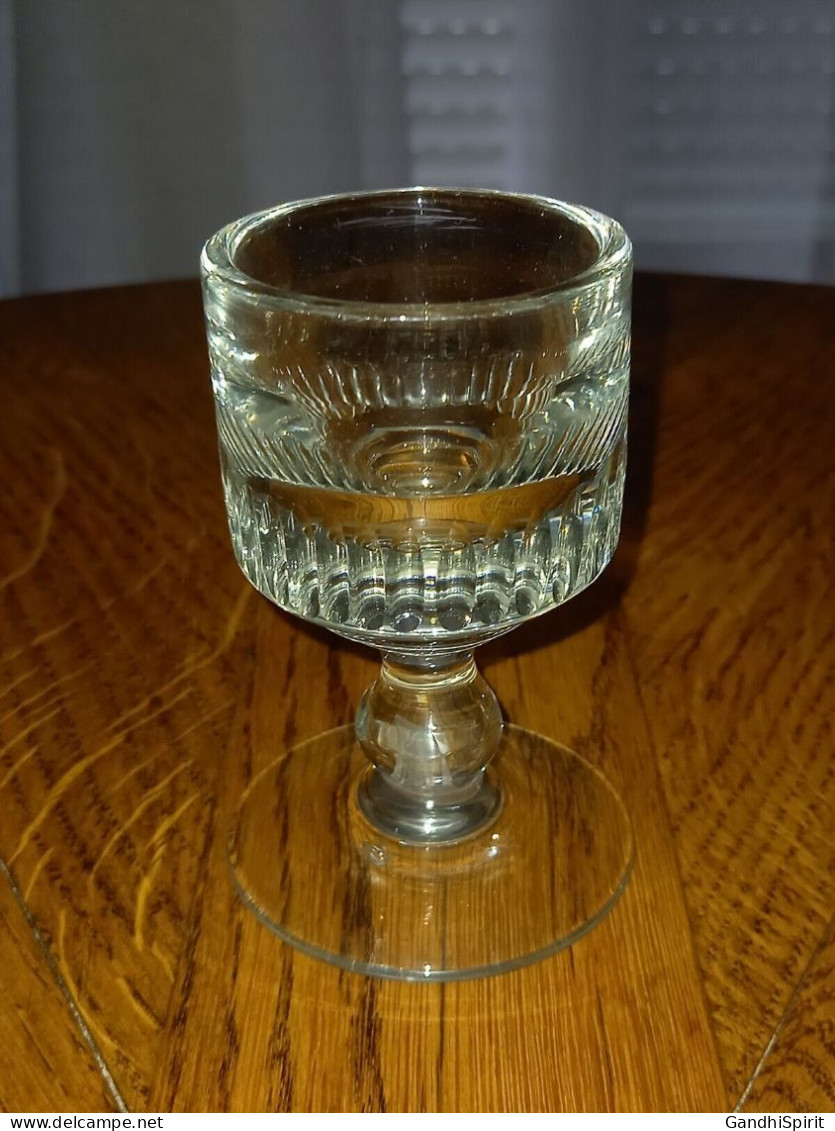 Superbe, Massif Et Ancien Petit Verre A Absinthe à Pied - Verre Soufflé & Taillé - Glass & Crystal